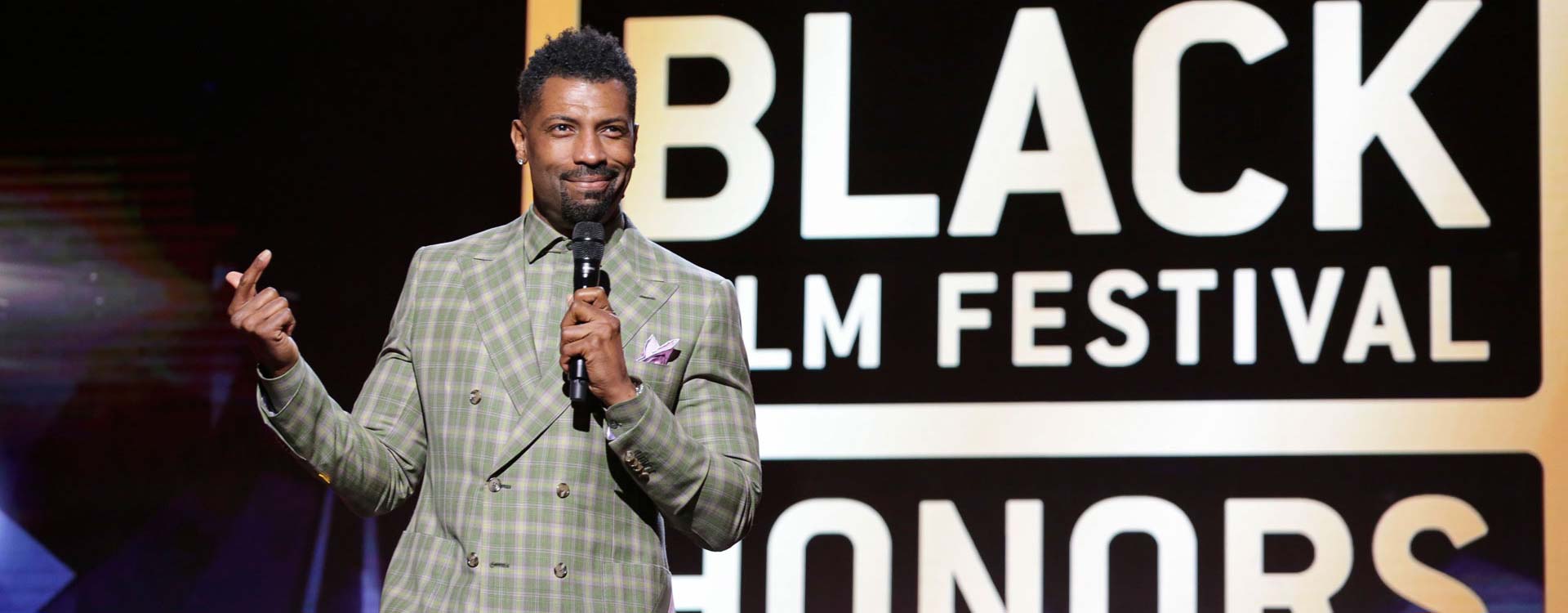 Host Deon Cole keeping the laughs coming