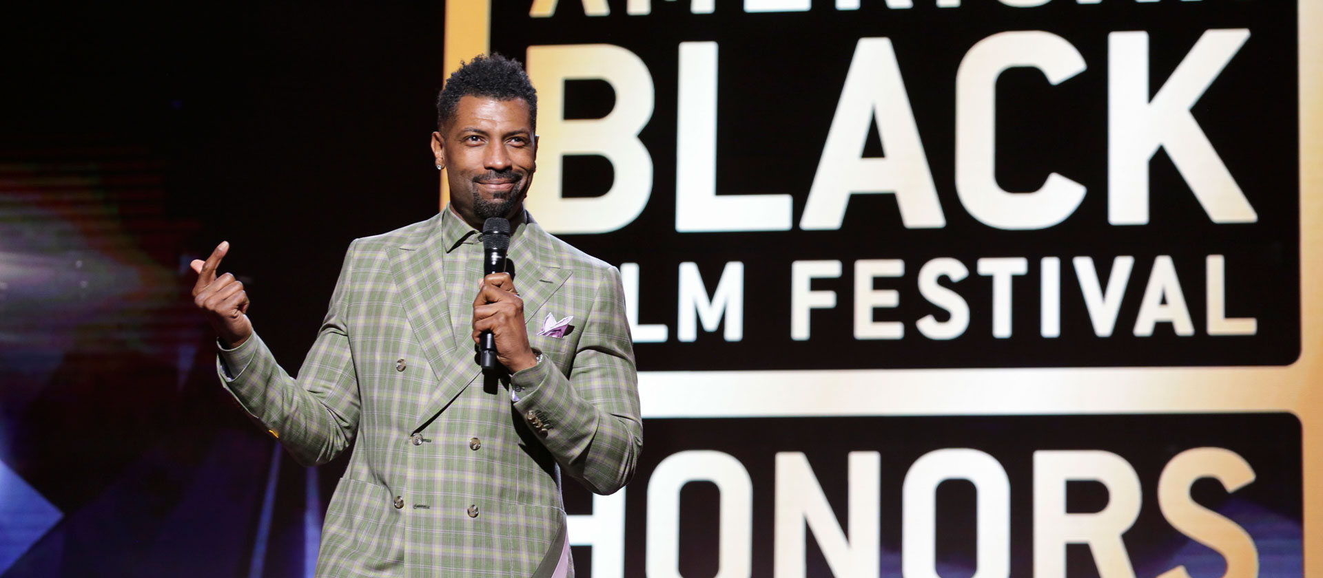 Host Deon Cole keeping the laughs coming